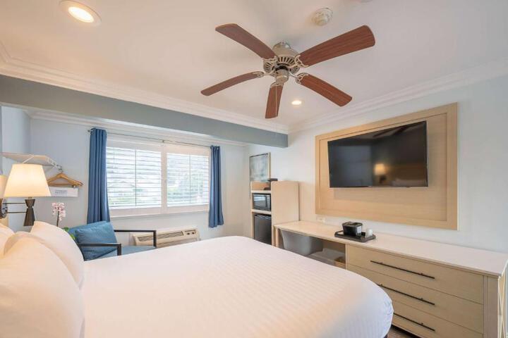 1 Queen Bed Room (3 of 19)