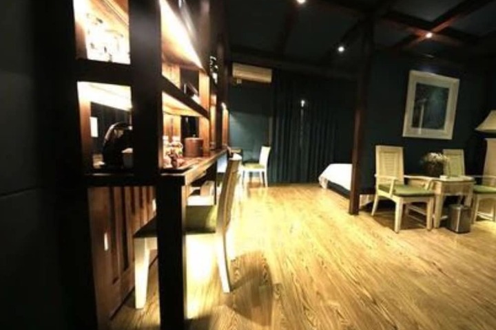 Room 33 of 65