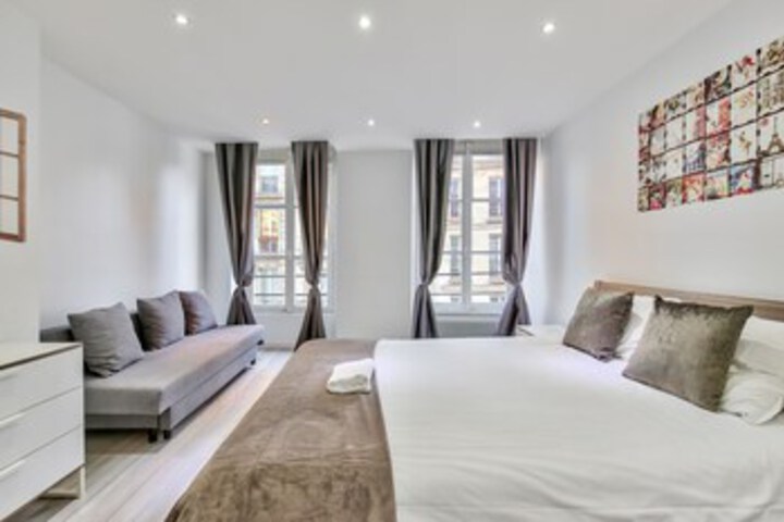 Room 4 of 9