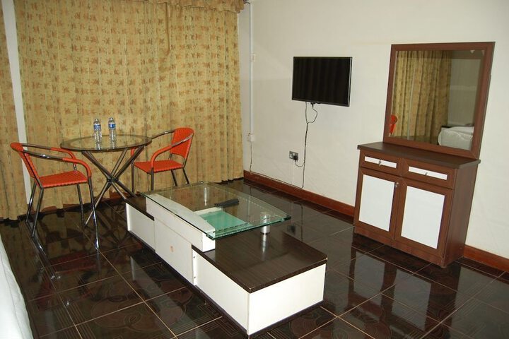 Room 4 of 10