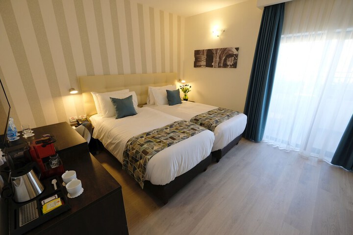 Room 10 of 106