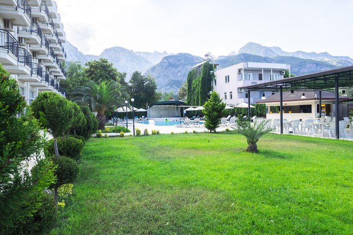 Hotel Exterior 34 of 37