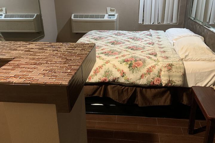 1 King Bed (3 of 5)