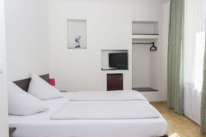 Room 10 of 28