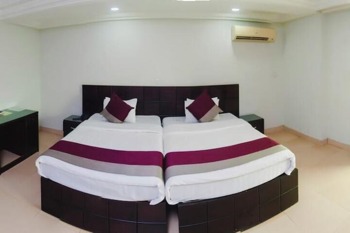 Room 13 of 32