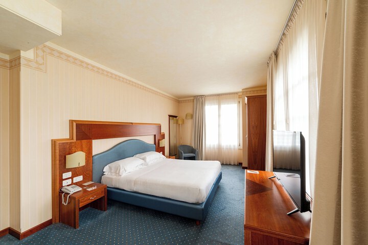 Room 10 of 80