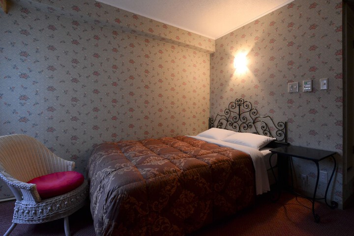 Room 5 of 17