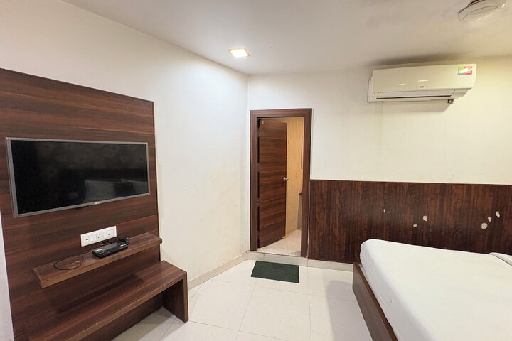 Room 4 of 11