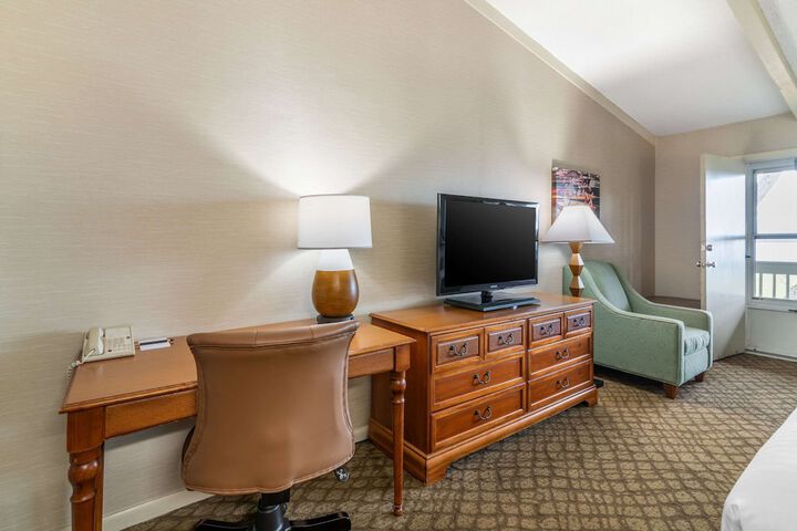 Business Queen Bed (5 of 9)