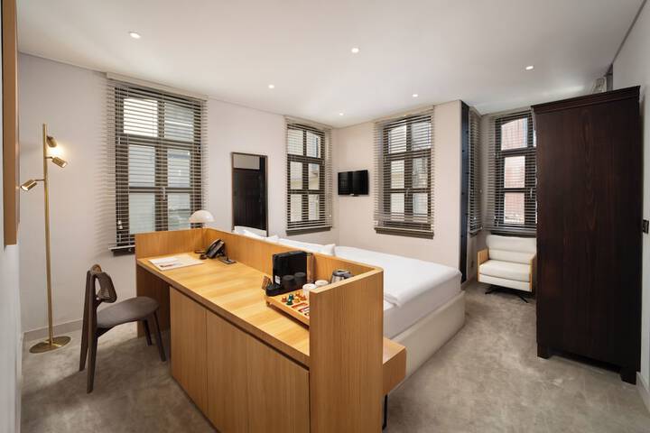 Room 27 of 40