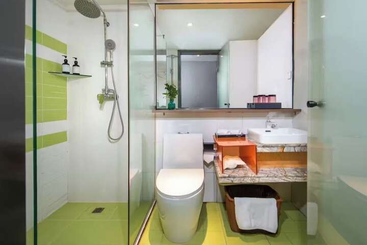 Room 4 of 8
