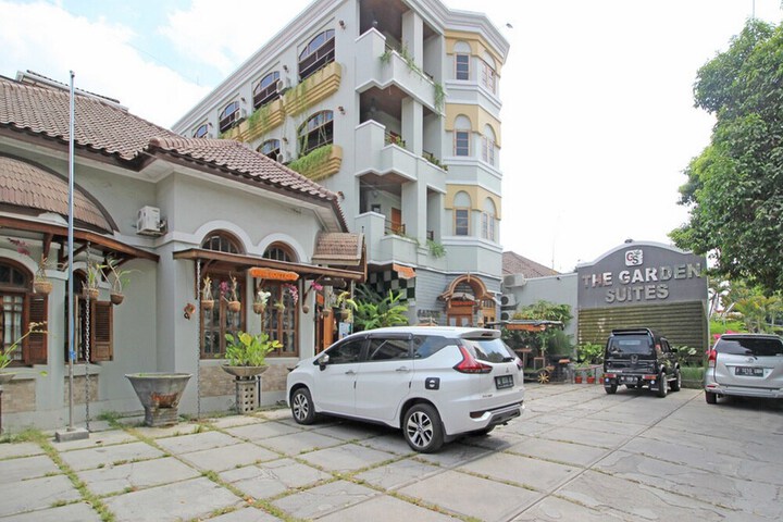 RedDoorz Premium at the Garden Suites Solo