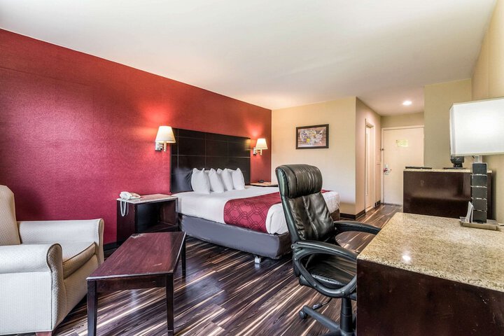 1 King Bed (4 of 13)
