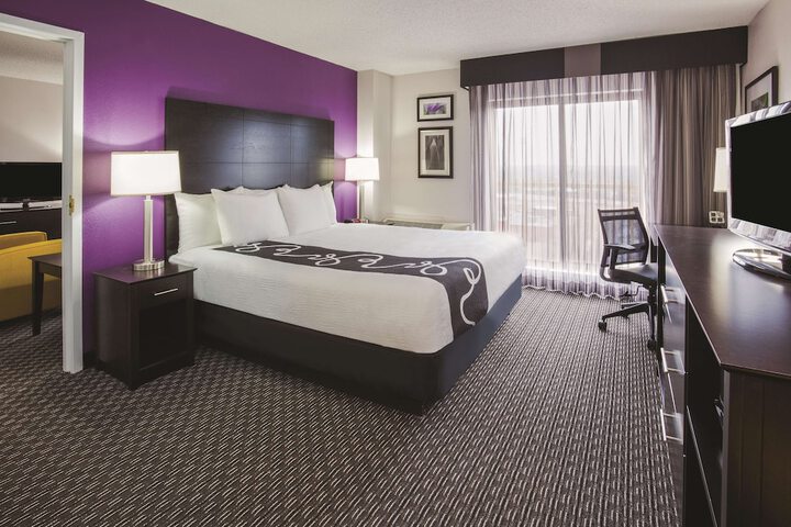1 King Bed Accessible (17 of 18)