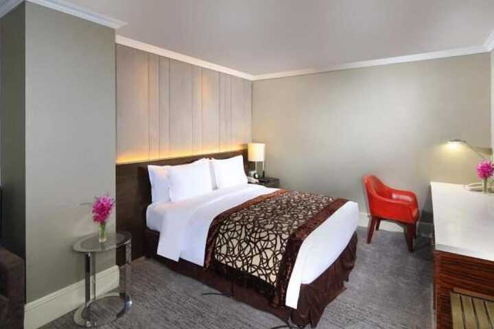 Room 32 of 76