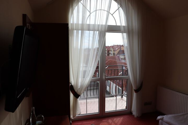 Room 6 of 45
