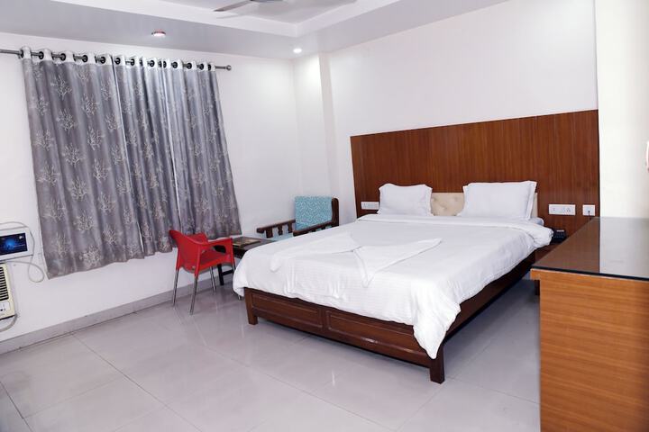 Room 9 of 12