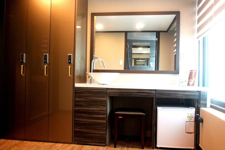 Room 6 of 77
