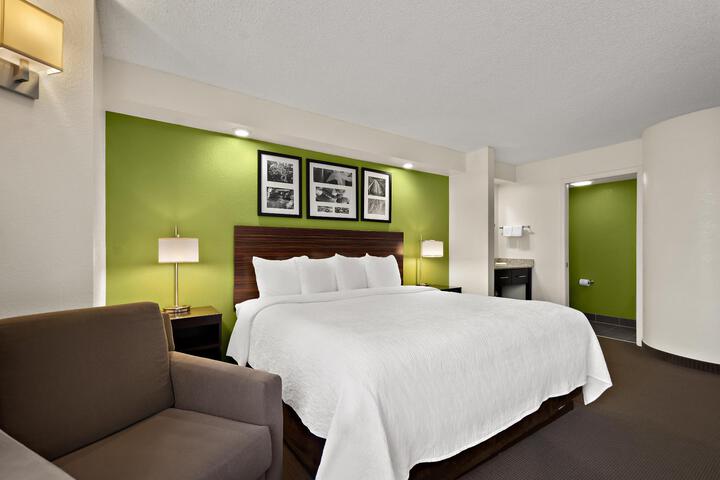 1 King Bed (4 of 6)