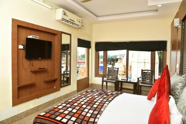 Room 52 of 90