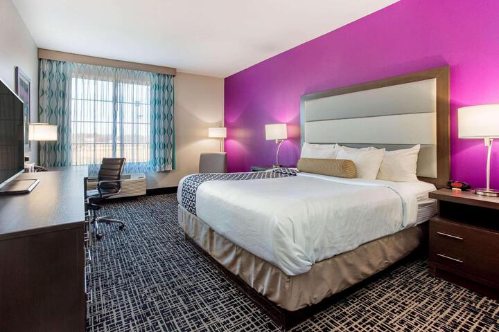 1 King Bed (6 of 9)