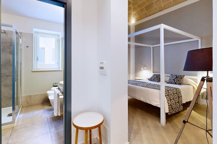 Room 103 of 210