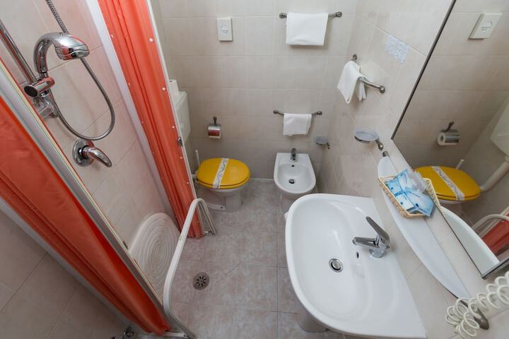 Room 11 of 28