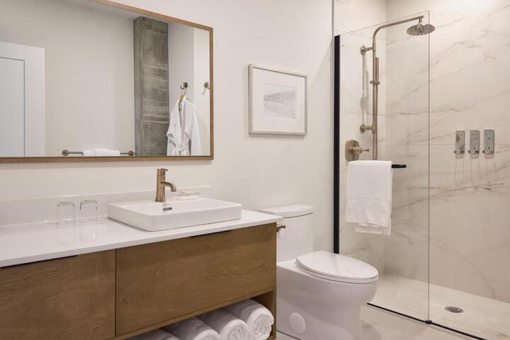 209 2nd Floor Studio Murphy Queen Bed with Balcony (61 of 95)
