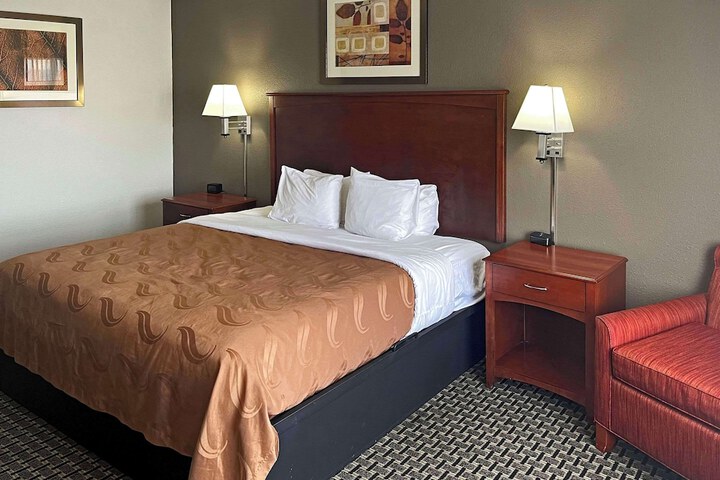 1 King Bed (2 of 8)