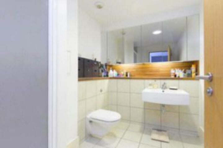 Room 4 of 9