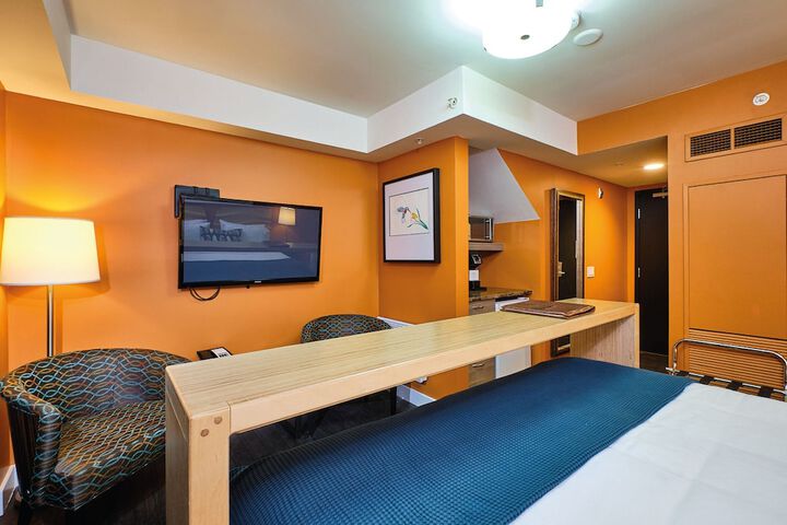 Room 16 of 108