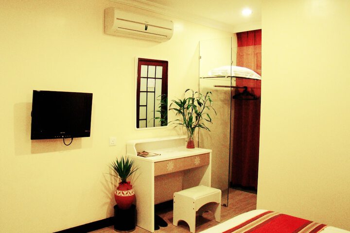 Room 5 of 9