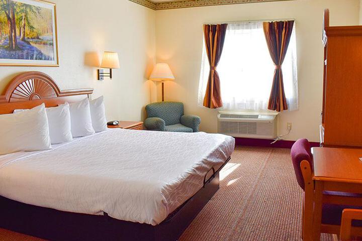 1 King Bed - Free WiFi, Microwave, Refrigerator, Coffeemaker Free Continental Breakfast (7 of 18)
