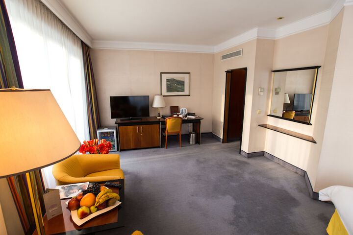 Room 15 of 82