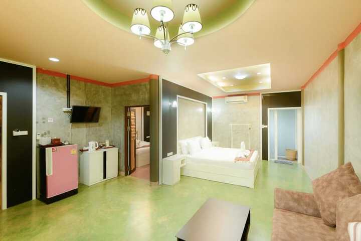 Room 3 of 90