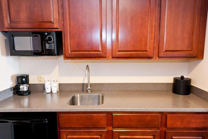 1 King Bed Mobility Accessible Roll in Shower Sofa Bed Mini Suite Full Breakfast (3 of 5)