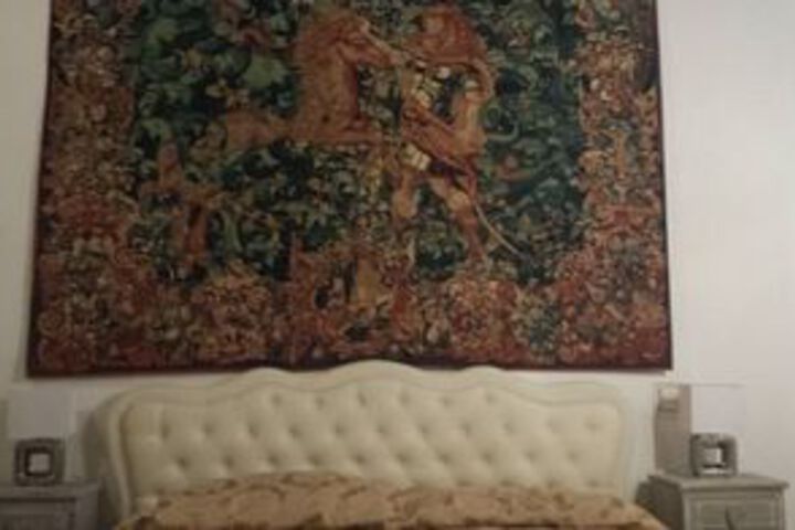 Room 6 of 12