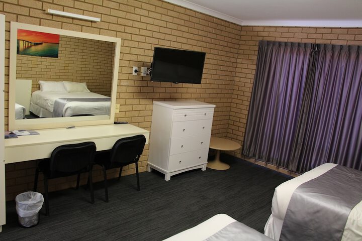 Room 11 of 33