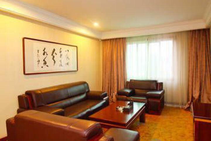 Room 4 of 8
