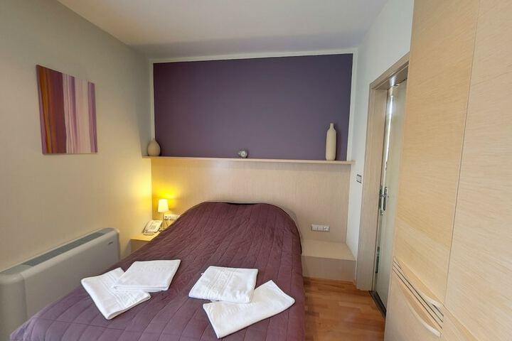 Room 6 of 98