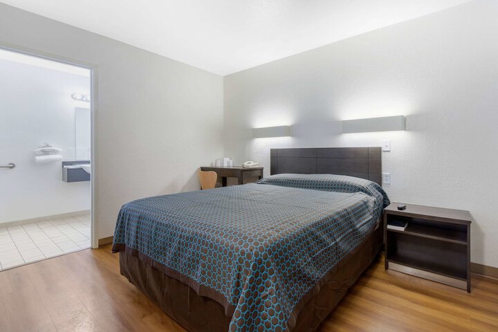 Queen Bed Accessible (3 of 14)