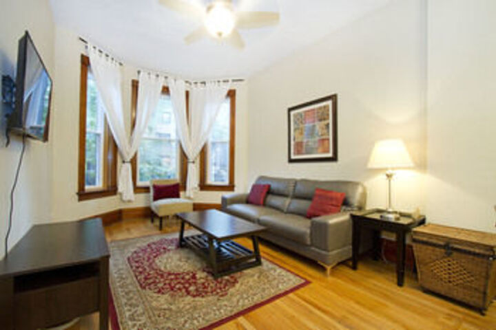Exterior of Lovely 3Br in Lake View by Sonder