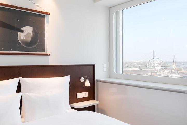 Room 4 of 75