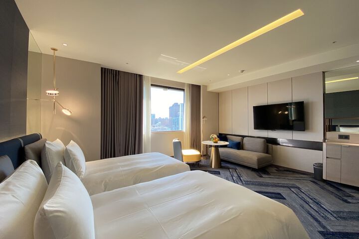 Room 27 of 76