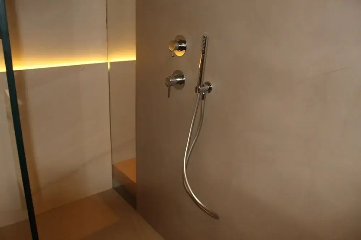 Room 5 of 11