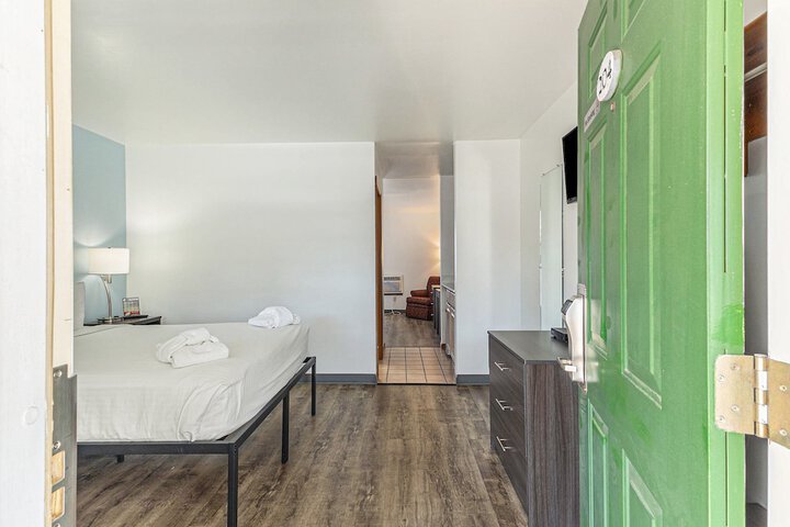 2 Bedrooms Traditional Suite King and Queen Bed Pool View Balcony (36 of 46)