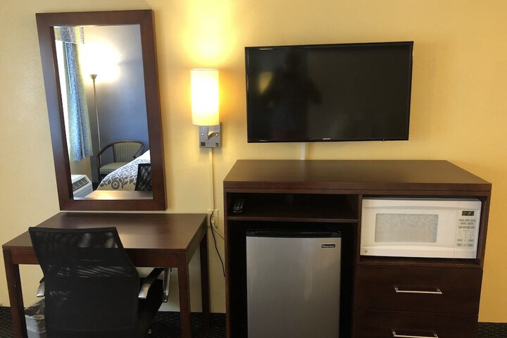 1 Queen Bed (2 of 19)