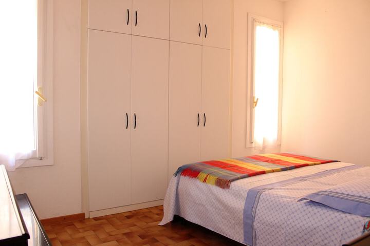 Room 4 of 27
