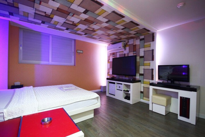 Room 28 of 33