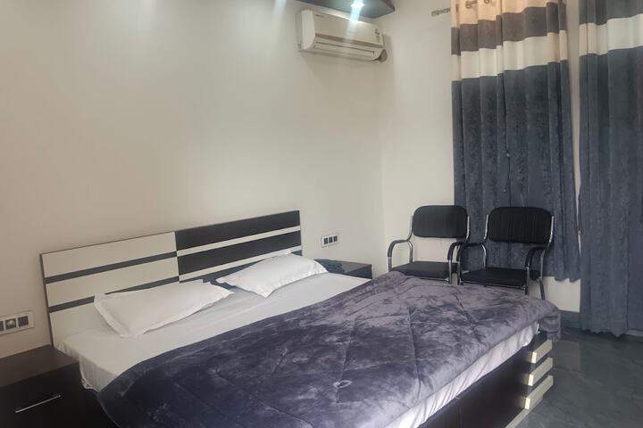 Room 7 of 12